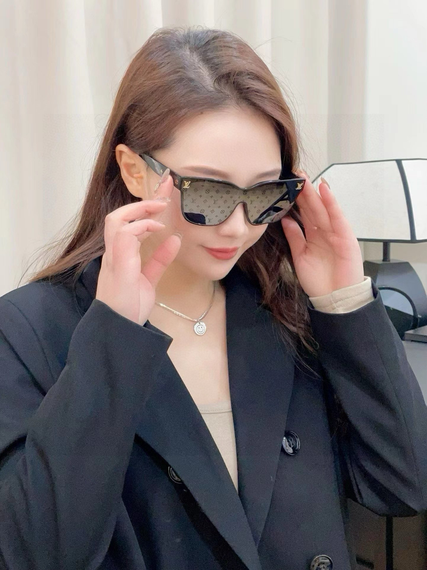 NO:251804,LV Louis Vuitton, the lens logo will not affect the sight at all, very heavy industry!  The details are so rich that they are inhumane. They create a sharp front frame shape, which brings an incomparable fashion to wear. The ambiguous triangle shading is intertwined, with a three-dimensional feel, with a brand recognition and a full design sense. The simple and beautiful temple ends are all metal, without any unnecessary glasses, louis vuitton, louis vuitton19860909LV路易威登,镜片logo一点都不会影响视线 非常重工！细节多到壕无人性 打造出锋芒毕露的前框造型 为佩戴着带来无可比拟的时尚感. 志性的三角底纹,深浅交错,极具立体感 极具品牌辨识度,设计感十足. 简洁漂亮的镜腿末端全金属收尾, 没有一丝的多余,眼镜,louis vuitton,louis vuitton,glasses