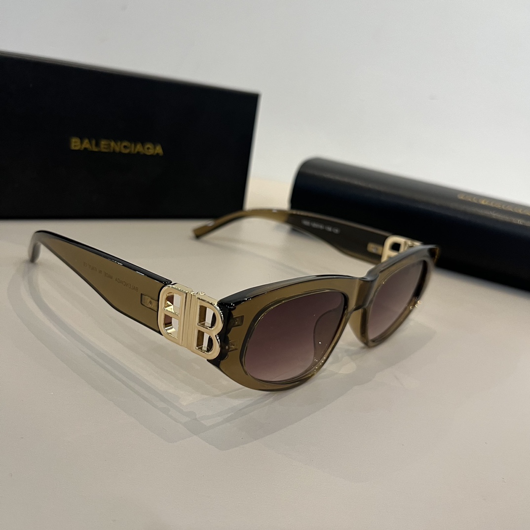 NO:251823,balenciaga Balenciaga You are the only difference between this pair of BALENCIAGA sunglasses. This pair is really cool~ Many fashion bloggers and internet celebrities have the same black and gold color combination. They are all high-end and can be matched with any clothes. The double blog on the side is a big feature. The retro flat frame and leaf shape are worn on the shape of a female star in seconds and it is very light! It is very comfortable to wear, glasses, balenciaga, balenciaga, balenciaga19860909balenciaga 巴黎世家 你和女明星只差这副BALENCIAGA墨镜 这副真的太酷啦~ 好多时尚博主和网红的同款黑金配色一整个高级住了搭配任何衣服都ok 侧面的双Blogo是一大特点复古扁框叶形戴上秒变女明星而且!非常的轻!佩戴很舒服哦,眼镜,balenciaga,balenciaga,glasses