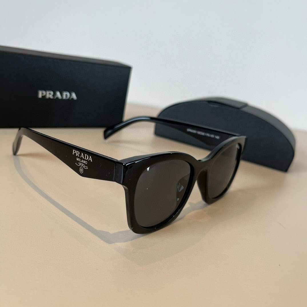 NO:252594,Glasses, sunglasses, sunglasses, Prada, sister cat eye sunglasses, many celebrities, the same cool and spicy sunglasses, Ins bloggers, the same size: prismatic cat eye style, but the width is quite wide to cover the cheekbones, glasses, prada, prada19860909眼镜墨镜太阳镜 Prada普拉达 拽姐猫眼墨镜 众多明星同款酷辣墨镜 Ins博主同款款号:棱形猫眼款 但是宽度还挺宽可以遮住颧骨,眼镜,prada,prada,glasses