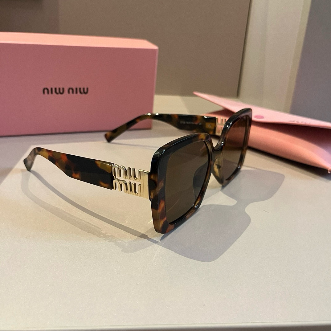 NO:252593,Glasses sunglasses MIUMIU new sunglasses sunglasses that want to be welded on the face. Hard goods are not afraid of being late. After several months, ZP mold opening is created. Any details are perfectly replicated, no color difference comparison on the official website, glasses, miumiu19860909眼镜墨镜太阳镜  MIUMIU缪缪新款墨镜 想焊在脸上的墨镜 硬货不怕迟到～历经几个月ZP开模打造 任何细节完美复刻,官网无色差对比,眼镜,miumiu,glasses