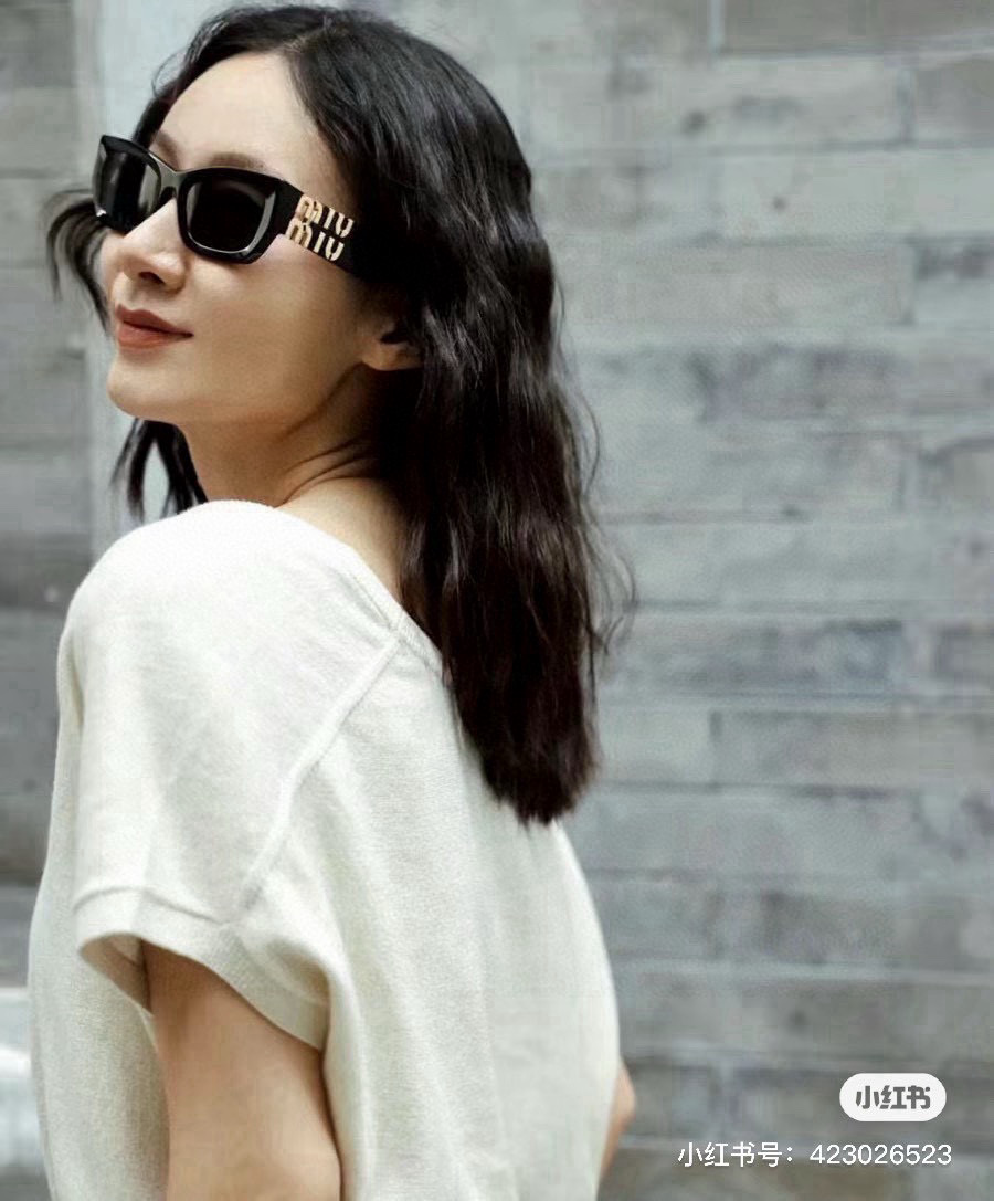 NO:252601,Glasses, sunglasses, sunglasses, Miumiu sunglasses, black   gold logos are always the most perfect match. You must have summer sunglasses, glasses, and miumiu19860909眼镜墨镜太阳镜 缪缪miumiu太阳镜 黑色 金色logo永远都是最完美的搭配.旅游拍拍拍一定要有的夏天墨镜,眼镜,miumiu,glasses
