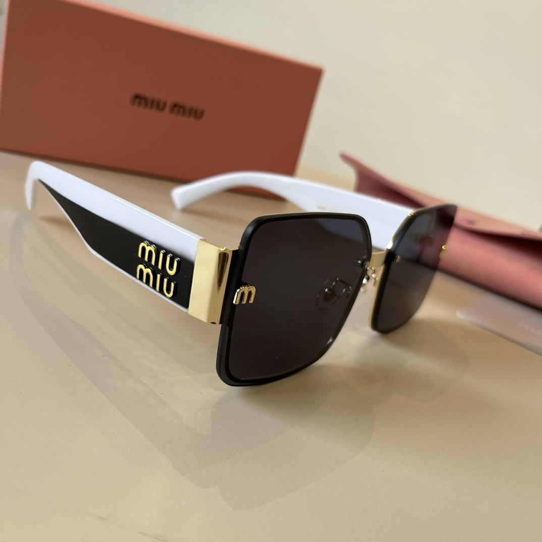 NO:253455,Miumiu sunglasses Black   gold logo is always the most perfect match. You must have summer sunglasses, glasses, sunglasses, sunglasses, glasses, miumiu19860909缪缪miumiu太阳镜 黑色 金色logo永远都是最完美的搭配.旅游拍拍拍一定要有的夏天墨镜眼镜墨镜太阳镜,眼镜,miumiu,glasses