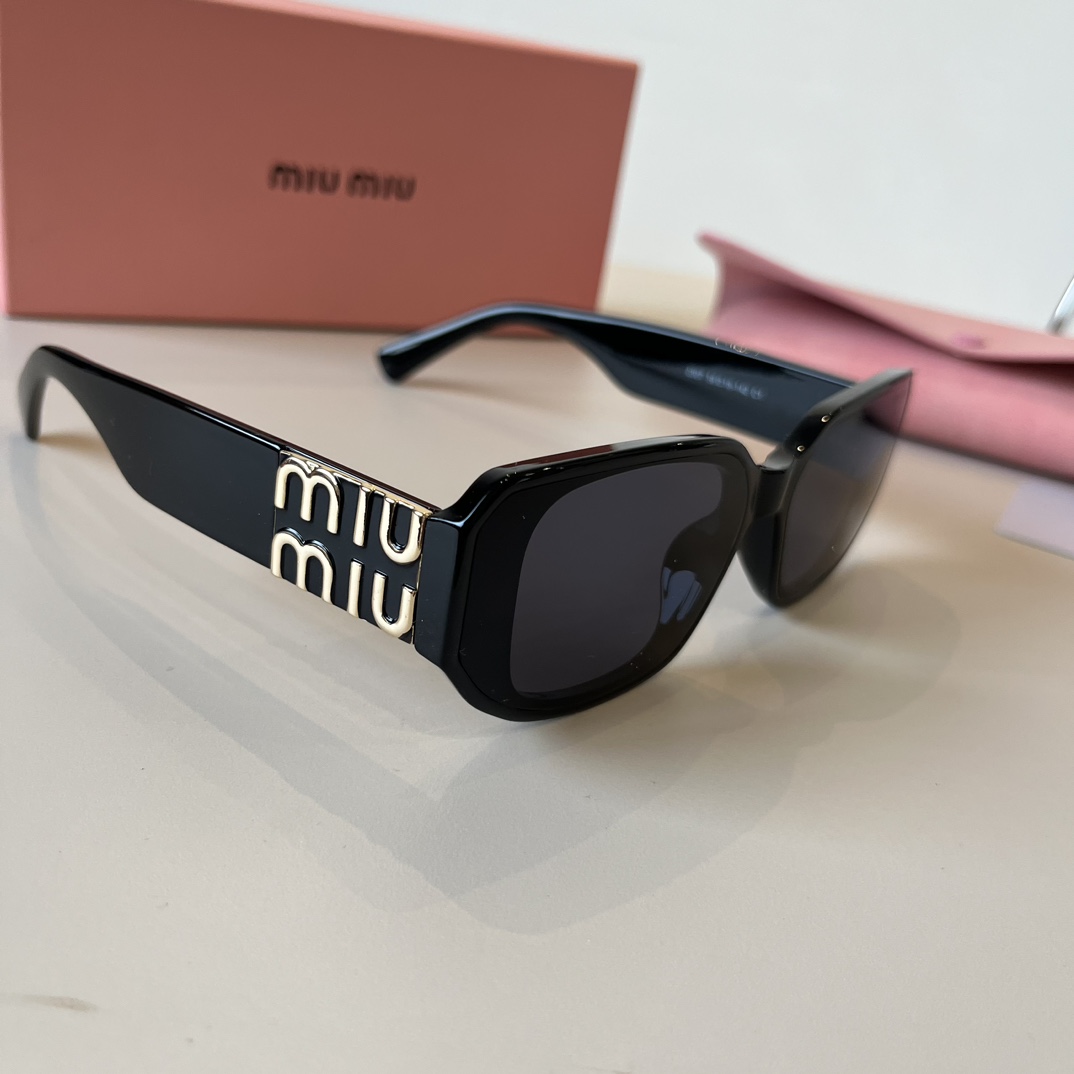 NO:253459,Miumiu sunglasses black and white logos are always the most perfect match. You must have summer sunglasses, glasses, sunglasses, glasses, miumiu19860909缪缪miumiu太阳镜 黑白配logo永远都是最完美的搭配.旅游拍拍拍一定要有的夏天墨镜眼镜墨镜太阳镜,眼镜,miumiu,glasses