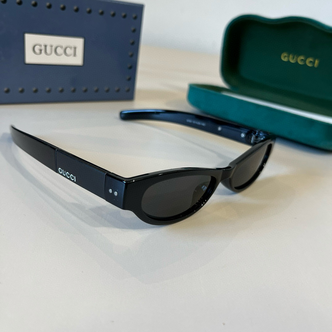 NO:253417,Gucci sunglasses. Summer is here, sunglasses are essential for going out every day. But girls with small faces always feel that their faces are covered. You can try this Gucci model, flat round and narrow frame, Asian version design, height-enhancing integrated nose pad, not easy to slide down glasses, sunglasses, glasses, gucci19860909Gucci太阳墨镜 夏天来了,太阳镜每日出门必备 但是小脸女生的戴别的总觉得脸都被遮完了 大可试试 Gucci这一款喏 扁圆窄框 亚洲版设计增高一体鼻托 不容易下滑眼镜墨镜太阳镜,眼镜,gucci,glasses