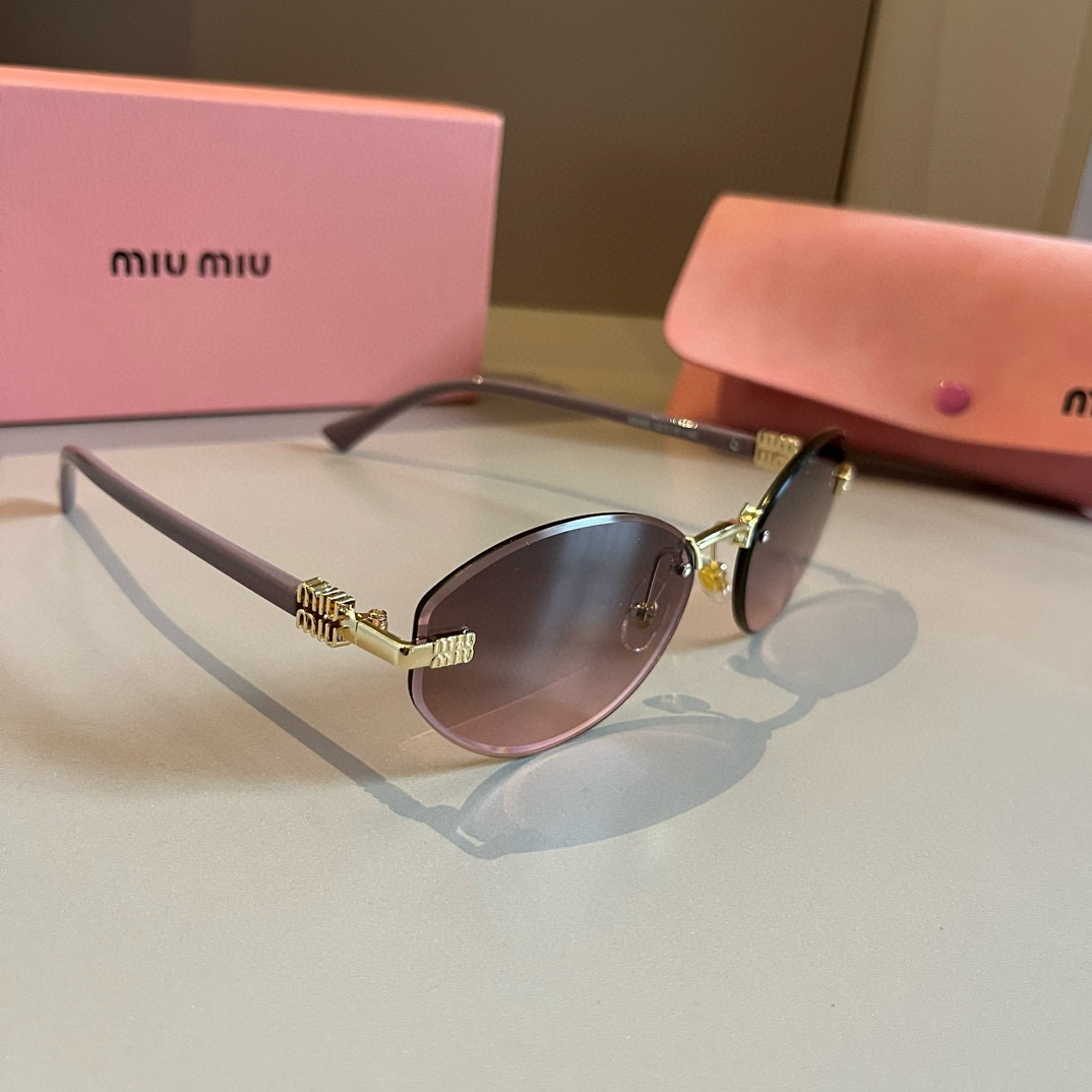 NO:253386,Miumiu Miu Chao A super exquisite metal small frame sunglasses bring her to you and you are the best girl on the street. Girls' glasses, sunglasses, glasses, miumiu19860909miumiu缪缪超A超精致的一款金属小框墨镜带上她你就是街上最 的仔 女孩眼镜墨镜太阳镜,眼镜,miumiu,glasses
