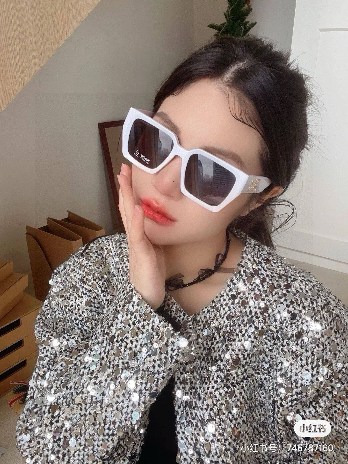 NO:254372,Miumiu sunglasses that make you look small in the face MIUMIU New spring products Large square frame sunglasses Independent letters embedded in diamonds High quality worth owning Mod: SMUO7S Size: 54-20-140 glasses sunglasses, glasses, miumiu19860909miumiu太阳墨镜超显脸小的墨镜 MIUMIU 开春新品 大方框墨镜 独立字母嵌钻 高品质值得拥有 Mod: SMUO7S Size : 54-20-140眼镜墨镜太阳镜,眼镜,miumiu,glasses