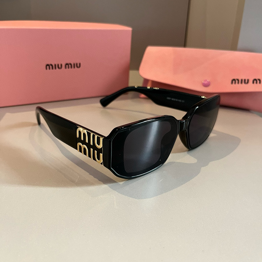 NO:254393,Miumiu sunglasses Black   gold logo is always the most perfect match. You must have summer sunglasses for traveling and patting. Use the degree of glasses sunglasses, sunglasses, glasses, miumiu19860909缪缪miumiu太阳镜 黑色 金色logo永远都是最完美的搭配.旅游拍拍拍一定要有的夏天墨镜 以做度数眼镜墨镜太阳镜,眼镜,miumiu,glasses