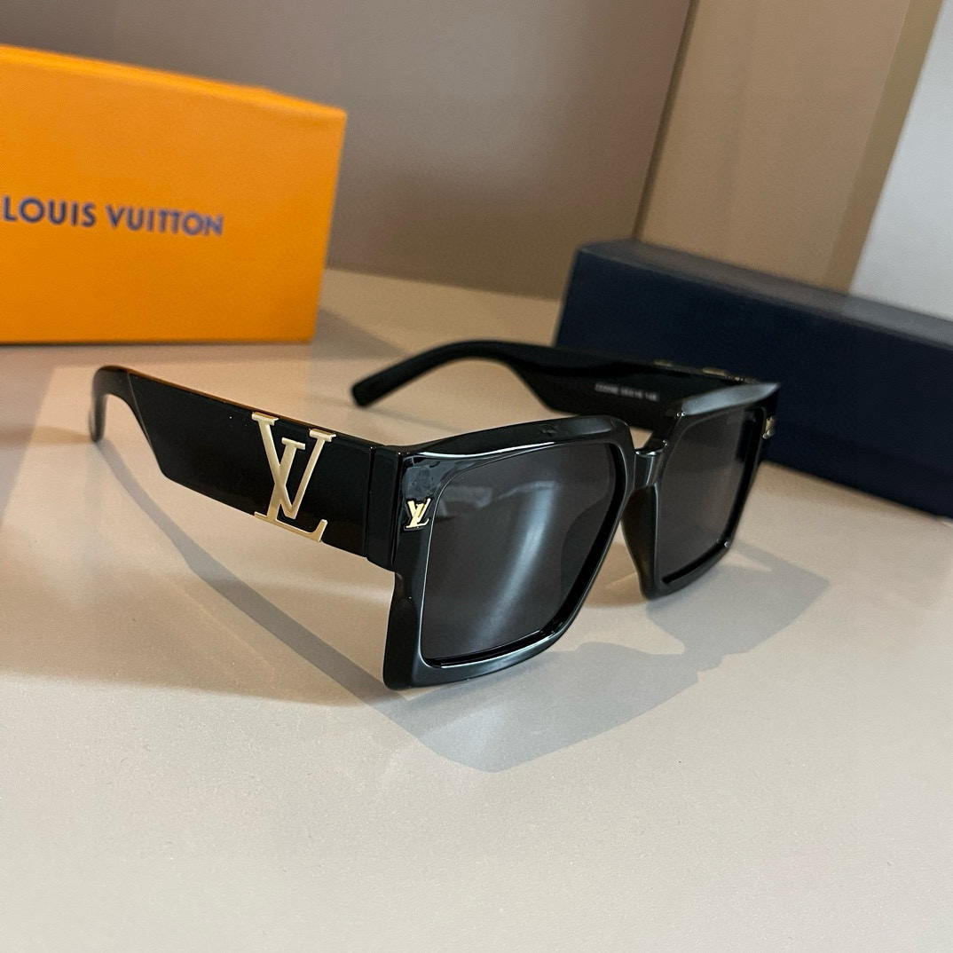 NO:254443,LV Louis Vuitton is very heavy industry!  The details are so rich that it is inhumane. It creates a sharp front frame shape, bringing an incomparable fashion to wear. The ambition of triangles, intertwined in depth, has a three-dimensional sense, and is very brand-recognizable and full of design. The simple and beautiful temple ends are all metal, without any trace of excess glasses, sunglasses, sunglasses, glasses, louis vuitton, louis vuitton19860909LV路易威登 非常重工！细节多到壕无人性 打造出锋芒毕露的前框造型 为佩戴着带来无可比拟的时尚感. 志性的三角底纹,深浅交错,极具立体感 极具品牌辨识度,设计感十足. 简洁漂亮的镜腿末端全金属收尾, 没有一丝的多余眼镜墨镜太阳镜,眼镜,louis vuitton,louis vuitton,glasses