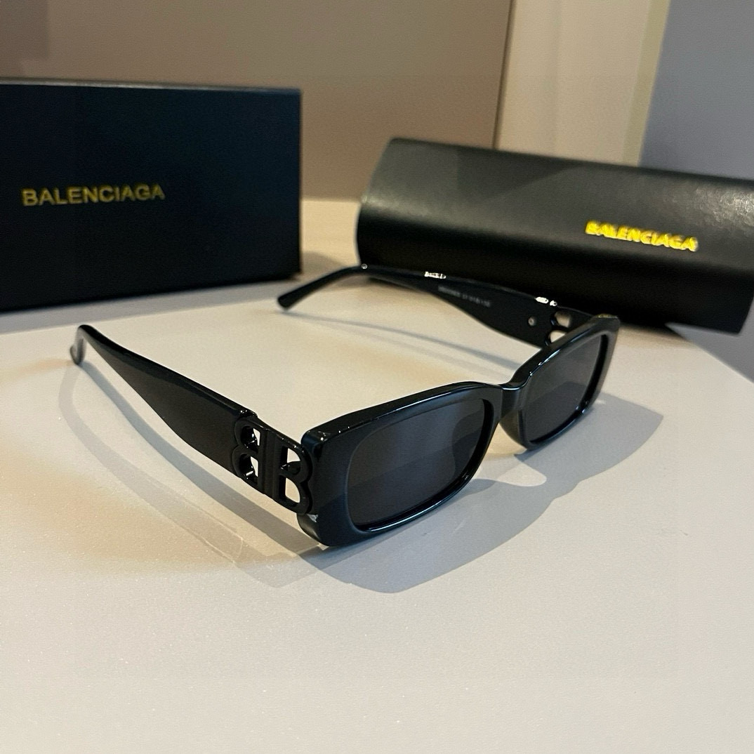 NO:254480,balenciaga Balenciaga You are the only one with female celebrities. This pair of BALENCIAGA sunglasses is really cool~ Many fashion bloggers and internet celebrities have the same black and gold color combination, and they are all high-end. They are OK with any clothes. The double blog on the side is a big feature. The retro flat frame and leaf shape are worn on the shape of female celebrities in seconds. And! Very light! It is very comfortable to wear glasses, sunglasses, glasses, balenciaga, balenciaga, balenciaga19860909balenciaga 巴黎世家 你和女明星只差这副BALENCIAGA墨镜 这副真的太酷啦~ 好多时尚博主和网红的同款黑金配色一整个高级住了搭配任何衣服都ok 侧面的双Blogo是一大特点复古扁框叶形戴上秒变女明星而且!非常的轻!佩戴很舒服哦眼镜墨镜太阳镜,眼镜,balenciaga,balenciaga,glasses