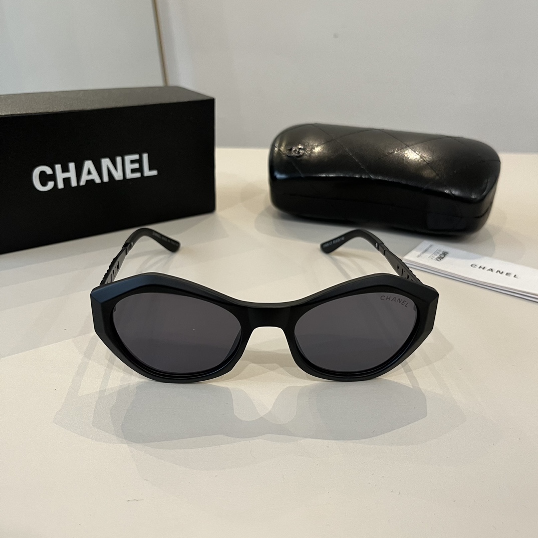 Солнцезащитные очки Chanel