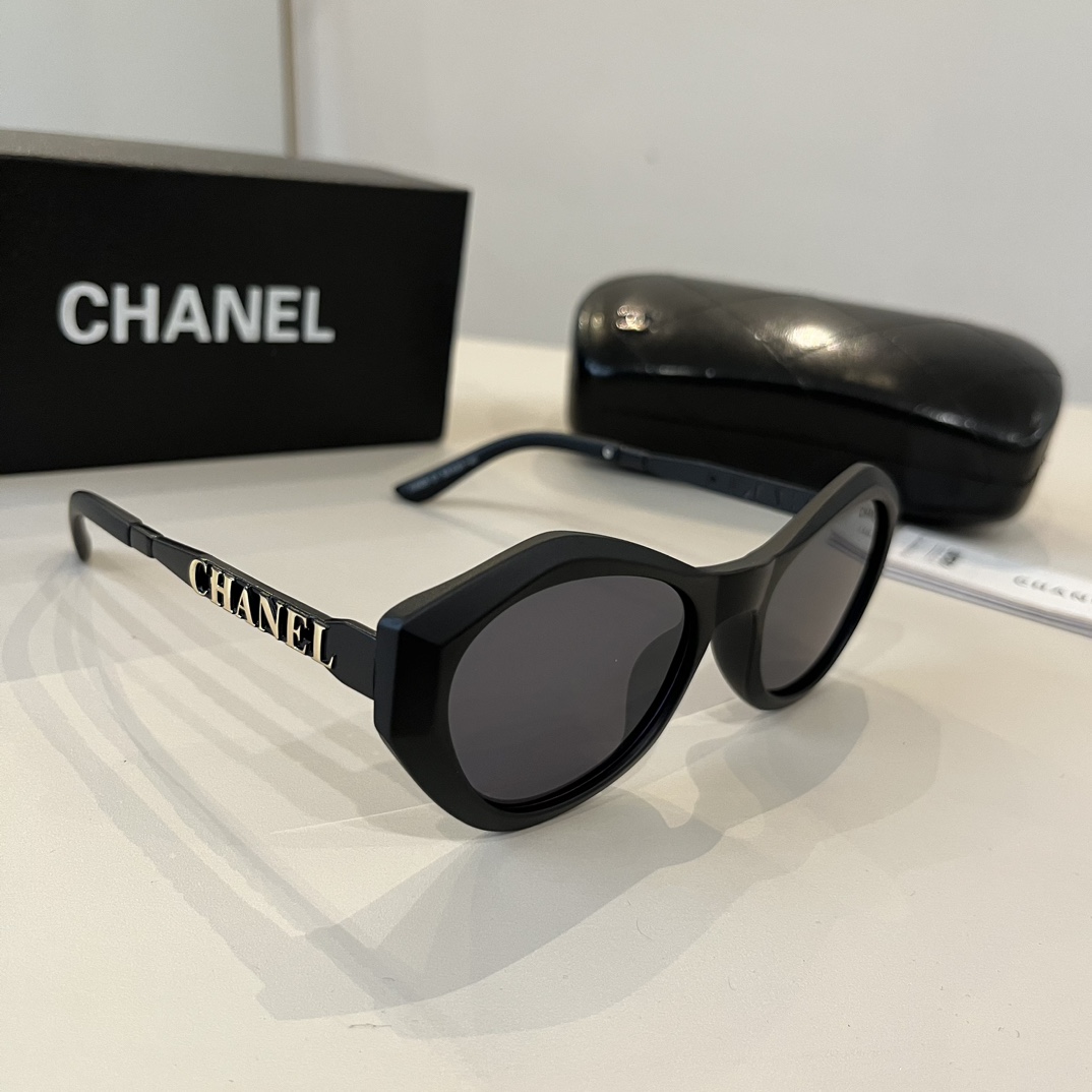 Солнцезащитные очки Chanel