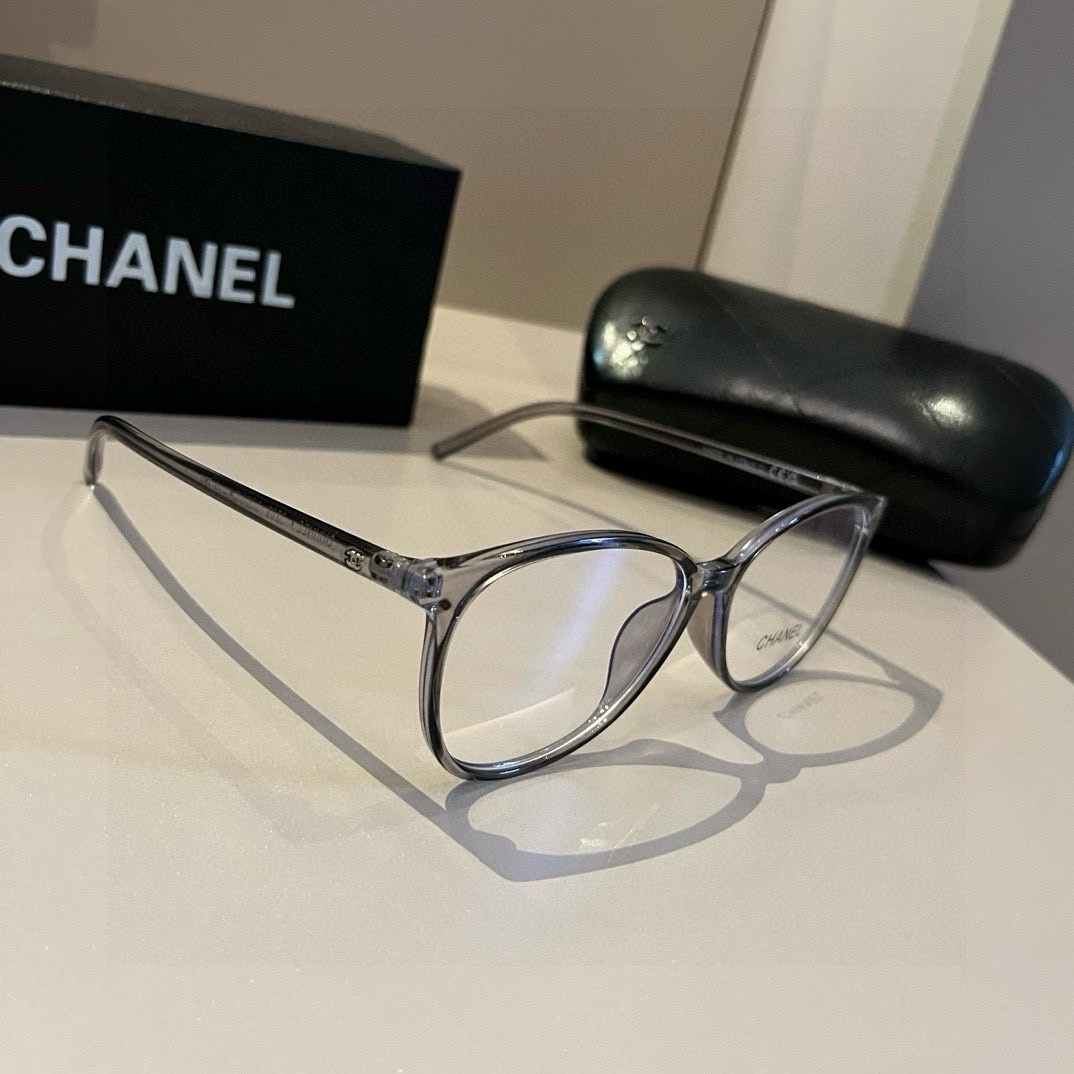NO:255643,Chanel Optical Mirror, a non-faced artifact, a small fragrance black frame with 3282~ It looks so beautiful and super versatile, you can go out by applying a tool, it is very popular this year and must be arranged!  Can be salty or sweet!  Gentle lady style!  The black frame is so shaping the face, < The classic logo design of the small fragrance style on the temples is super white and pleasing to the eye!  V 2-piece 54, small face-showing artifact. A highly recommended artifact with no makeup!  !  2 Super beautiful items that are suitable for eight people on the street without makeup!  It looks great with or taking photos!  glasses sunglasses sunglasses, glasses, chanel, chanel19860909Chanel香奈儿光学镜 素颜神器 出圈小香黑框3282~好看爆 了 超百搭素颜黑框,涂个具 就可出门,今年超流行 必须安排上 ！可盐可甜！温柔小姐姐风格！ 黑色镜框太修饰脸型了, < 镜腿上小香风经典小 logo 设计超白搭耐看！V 2片型54,显脸小神器心 非常推荐的一款素颜神器！！ 2超级适合早八 人素颜出街的美貌单品！搭配或者拍照都很好看！眼镜墨镜太阳镜,眼镜,chanel,chanel,glasses