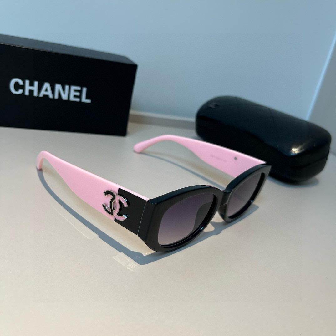 NO:255651,Chanel Chanel black and white panda sunglasses, sweet and salty frames that specifically modify the face shape!  The temple logo is also a panda design (black and white logo is particularly beautiful in glasses, sunglasses, sunglasses, glasses, chanel, chanel19860909chanel香奈儿黑白熊猫墨镜 可甜可盐镜框特别修饰脸型！ 镜腿logo还是熊猫的设计（黑白logo特别好看眼镜墨镜太阳镜,眼镜,chanel,chanel,glasses