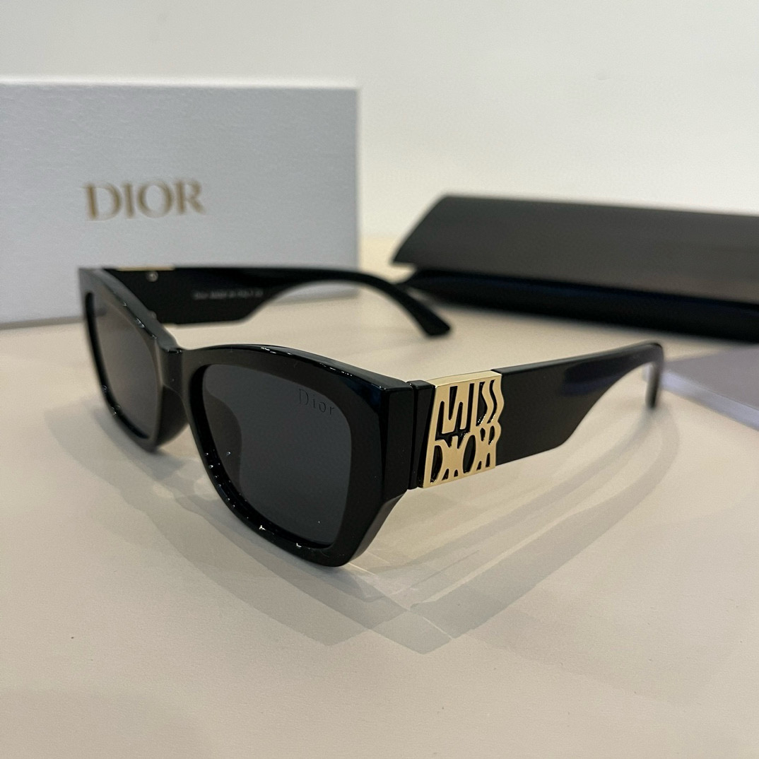 💰125¥
Dior迪奥 女款太阳墨镜🕶️，立体感十足. 高清镜片.新颖.质感超好  百搭.简洁.