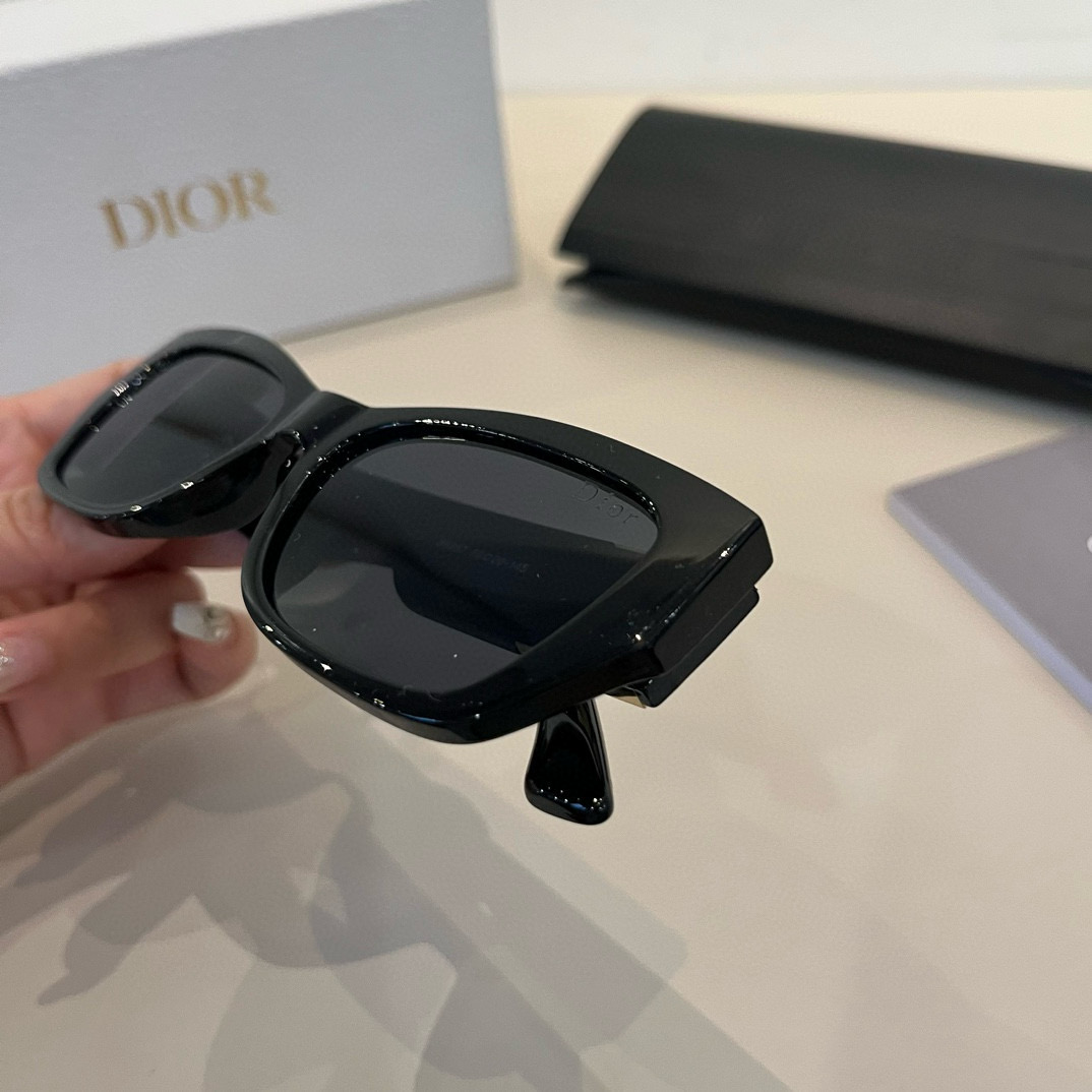 💰125¥
Dior迪奥 女款太阳墨镜🕶️，立体感十足. 高清镜片.新颖.质感超好  百搭.简洁.