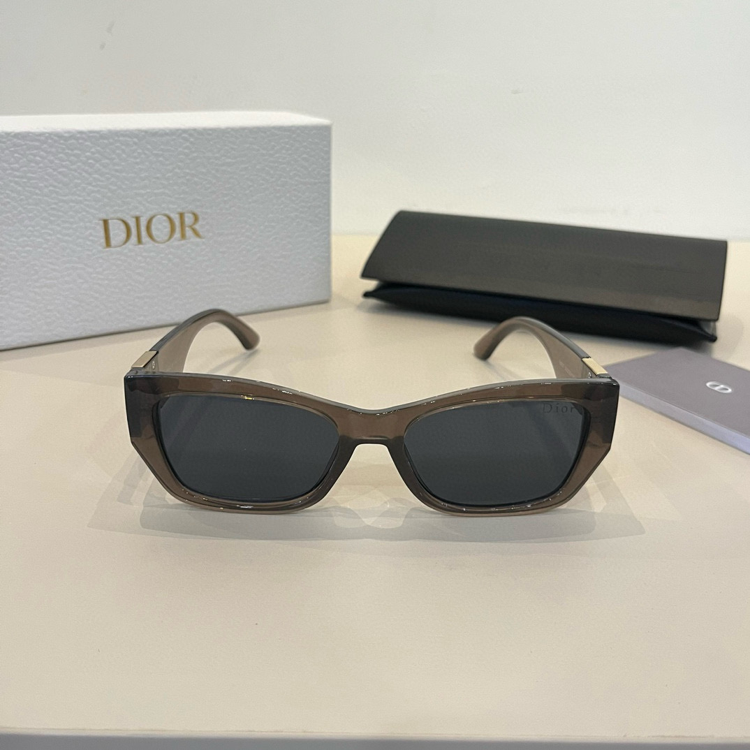 💰125¥
Dior迪奥 女款太阳墨镜🕶️，立体感十足. 高清镜片.新颖.质感超好  百搭.简洁.