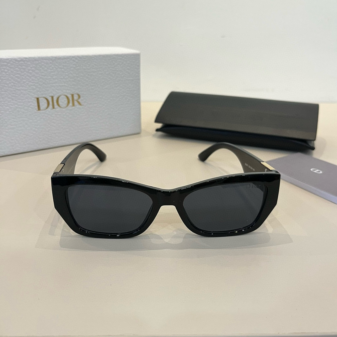 💰125¥
Dior迪奥 女款太阳墨镜🕶️，立体感十足. 高清镜片.新颖.质感超好  百搭.简洁.