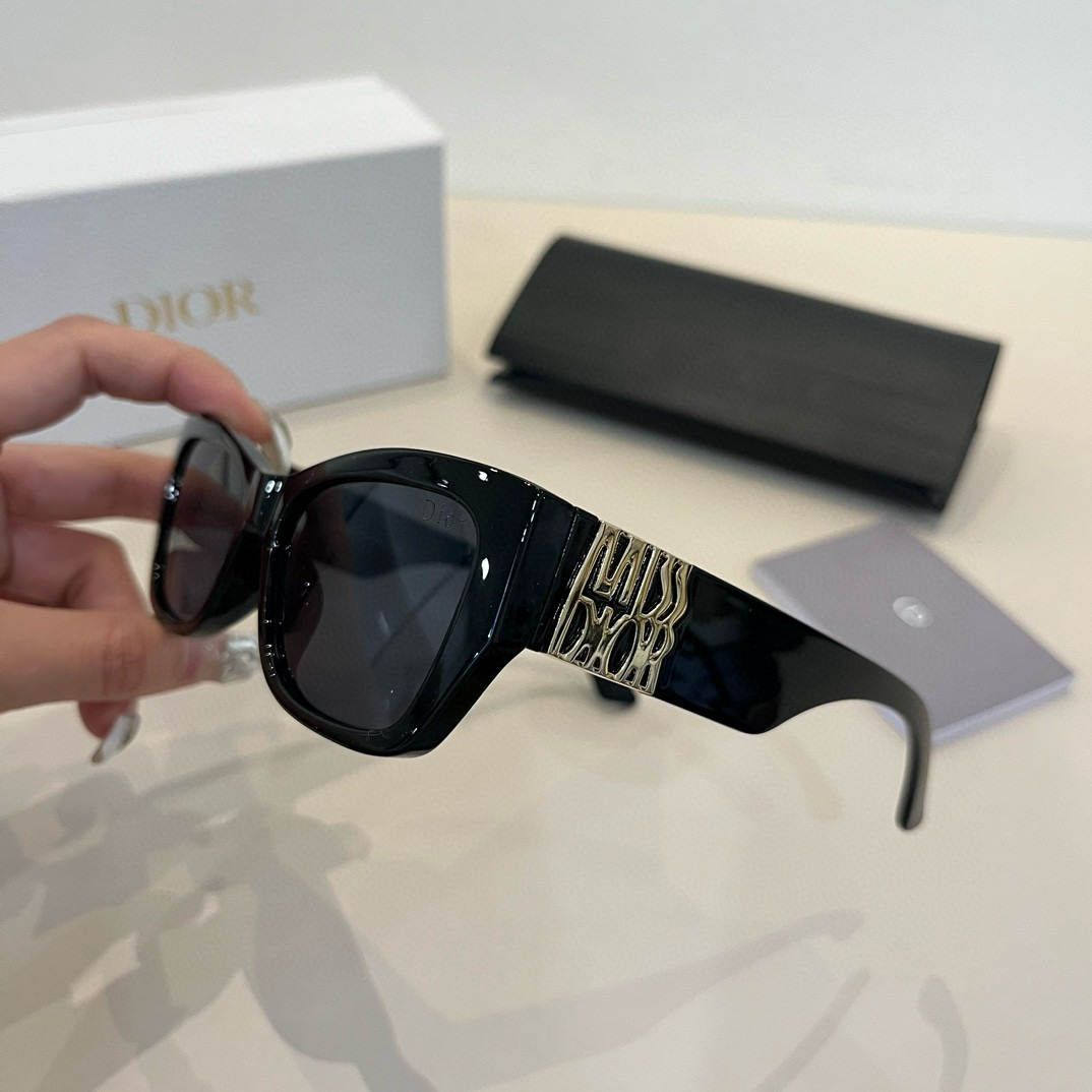 💰125¥
Dior迪奥 女款太阳墨镜🕶️，立体感十足. 高清镜片.新颖.质感超好  百搭.简洁.