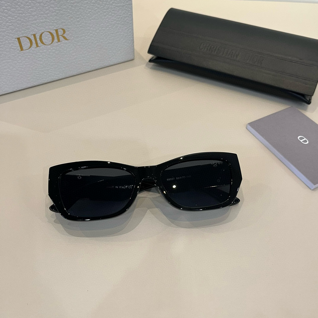 💰125¥
Dior迪奥 女款太阳墨镜🕶️，立体感十足. 高清镜片.新颖.质感超好  百搭.简洁.