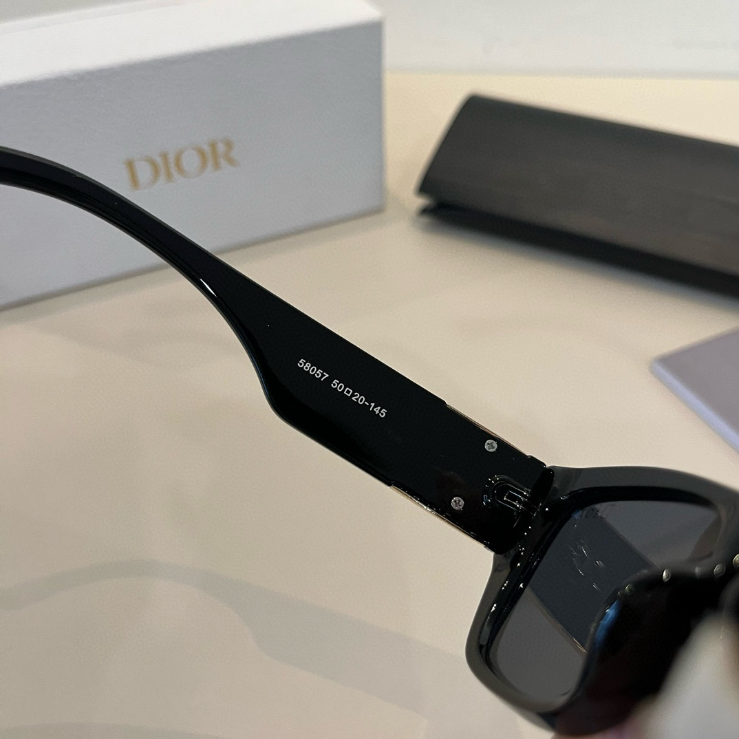 💰125¥
Dior迪奥 女款太阳墨镜🕶️，立体感十足. 高清镜片.新颖.质感超好  百搭.简洁.