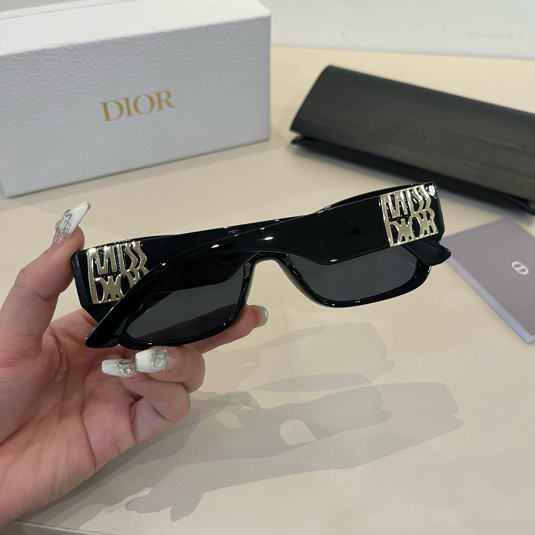 💰125¥
Dior迪奥 女款太阳墨镜🕶️，立体感十足. 高清镜片.新颖.质感超好  百搭.简洁.