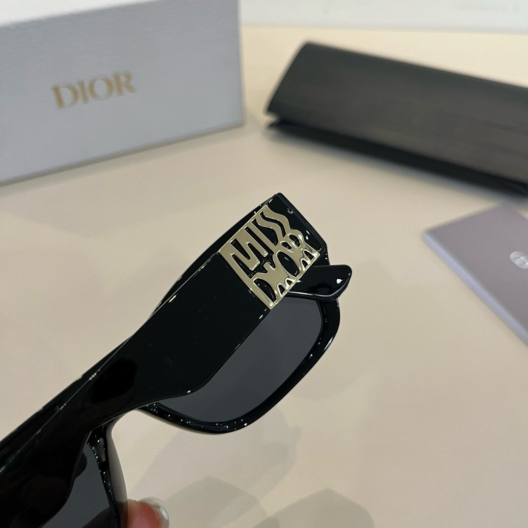 💰125¥
Dior迪奥 女款太阳墨镜🕶️，立体感十足. 高清镜片.新颖.质感超好  百搭.简洁.