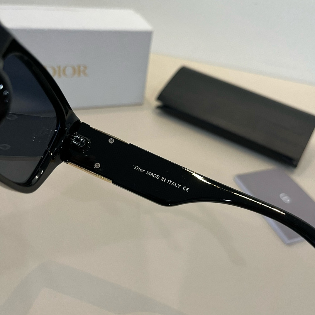 💰125¥
Dior迪奥 女款太阳墨镜🕶️，立体感十足. 高清镜片.新颖.质感超好  百搭.简洁.