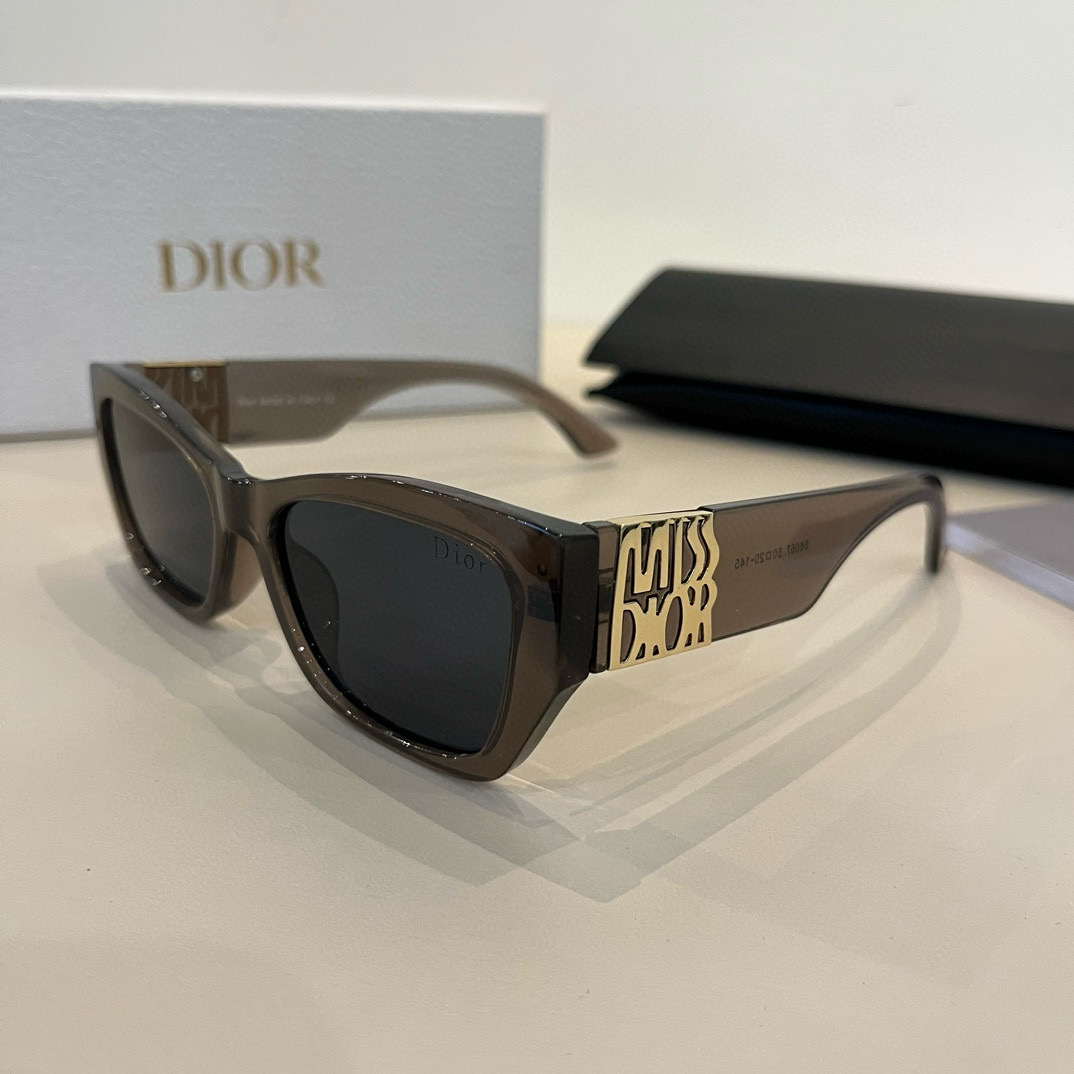 💰125¥
Dior迪奥 女款太阳墨镜🕶️，立体感十足. 高清镜片.新颖.质感超好  百搭.简洁.