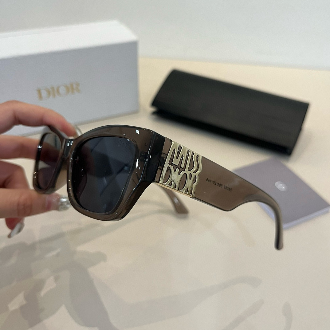 💰125¥
Dior迪奥 女款太阳墨镜🕶️，立体感十足. 高清镜片.新颖.质感超好  百搭.简洁.