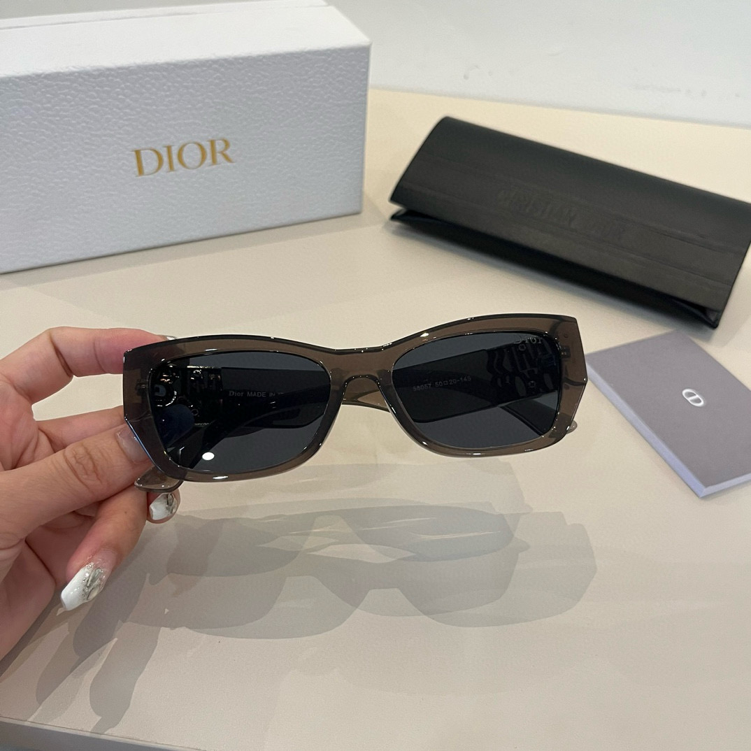 💰125¥
Dior迪奥 女款太阳墨镜🕶️，立体感十足. 高清镜片.新颖.质感超好  百搭.简洁.