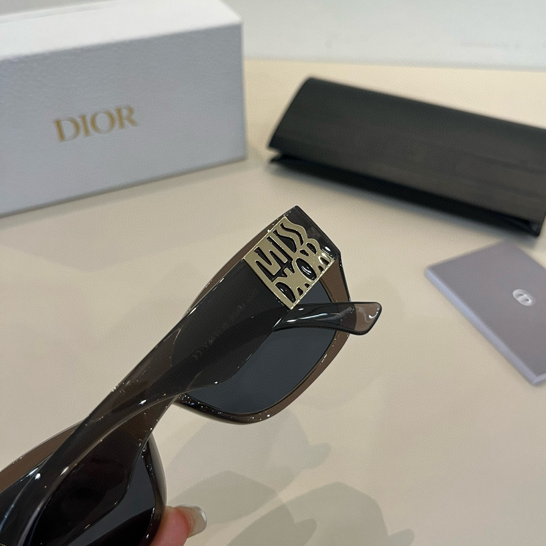 💰125¥
Dior迪奥 女款太阳墨镜🕶️，立体感十足. 高清镜片.新颖.质感超好  百搭.简洁.