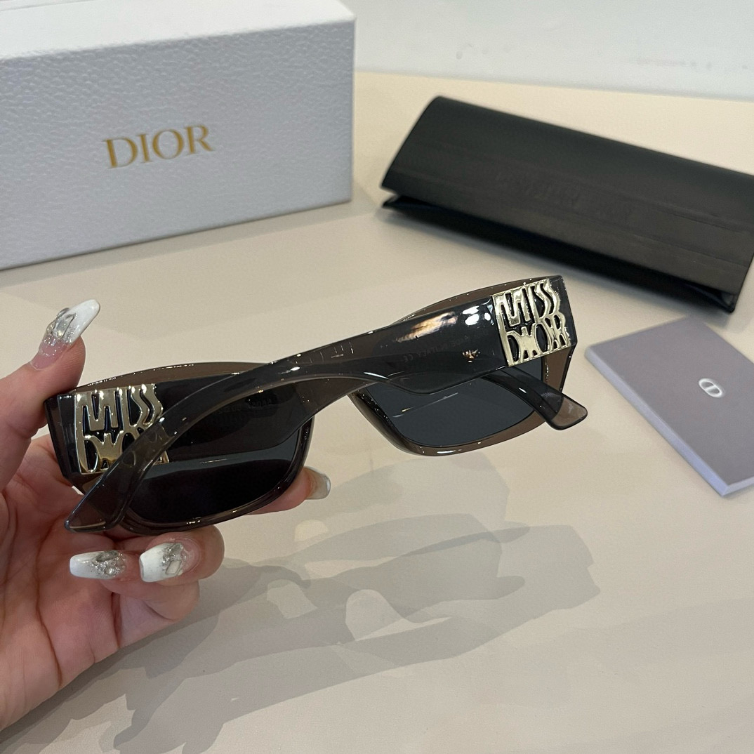 💰125¥
Dior迪奥 女款太阳墨镜🕶️，立体感十足. 高清镜片.新颖.质感超好  百搭.简洁.