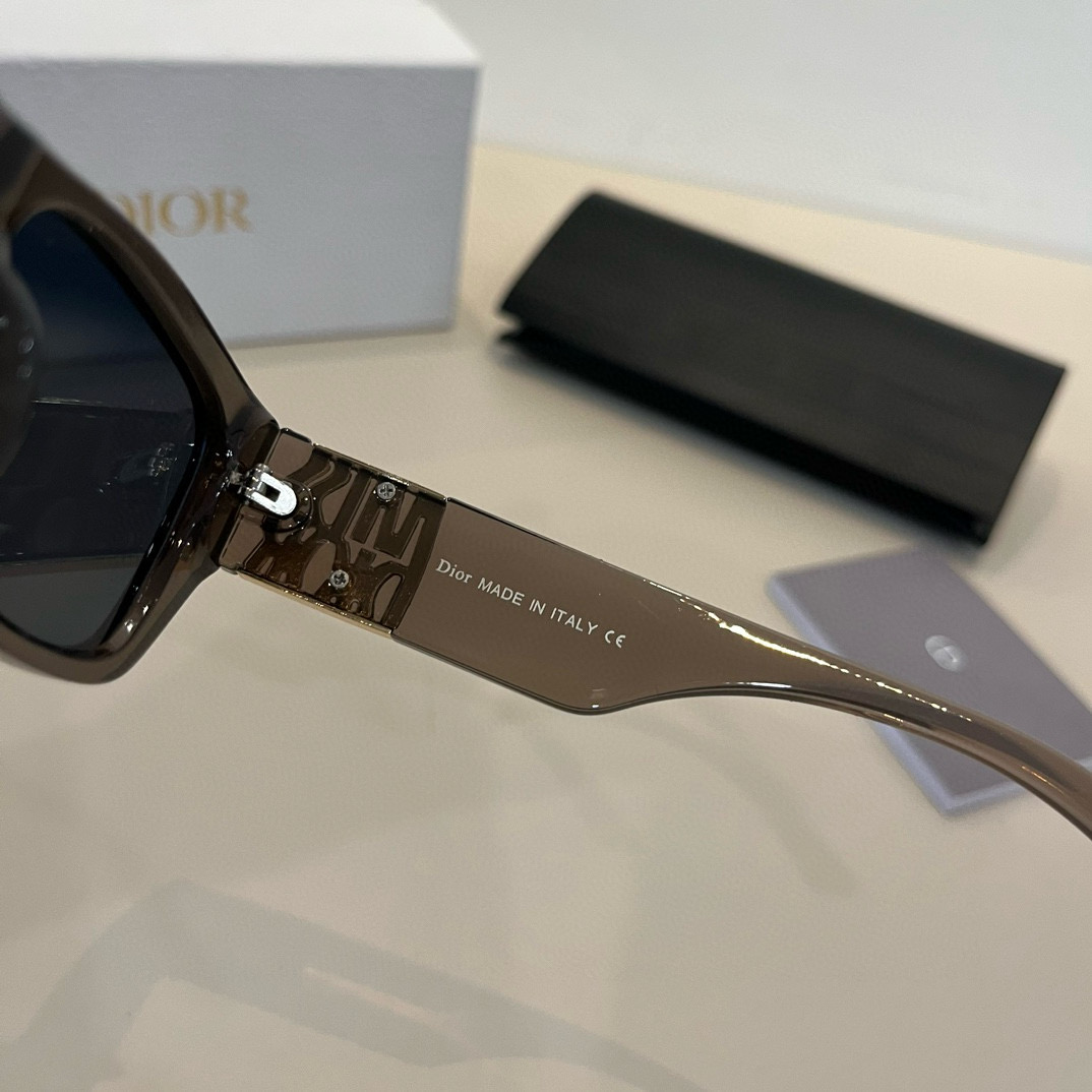 💰125¥
Dior迪奥 女款太阳墨镜🕶️，立体感十足. 高清镜片.新颖.质感超好  百搭.简洁.