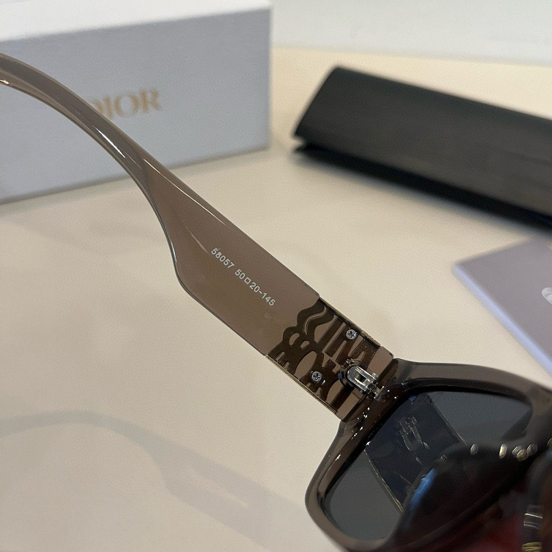 💰125¥
Dior迪奥 女款太阳墨镜🕶️，立体感十足. 高清镜片.新颖.质感超好  百搭.简洁.