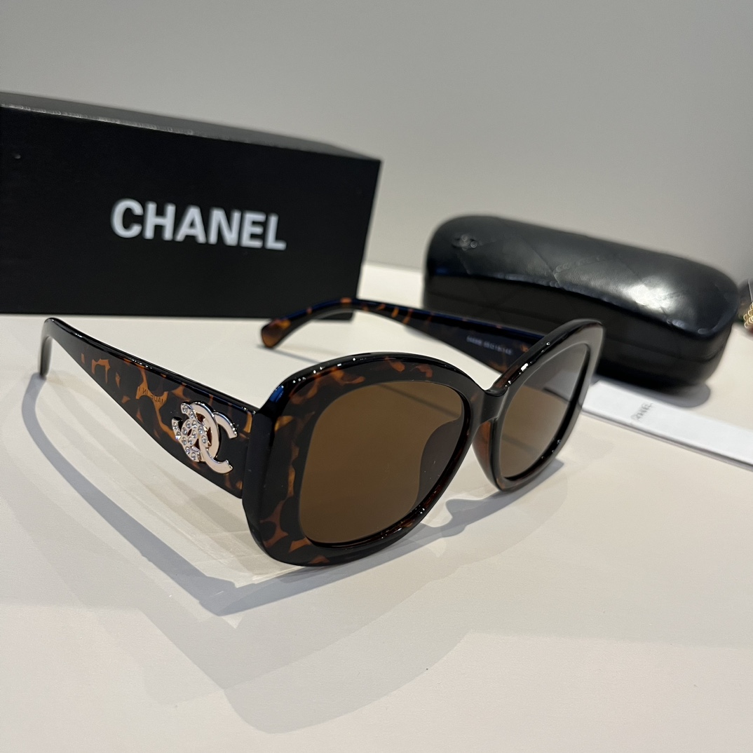 Солнцезащитные очки Chanel