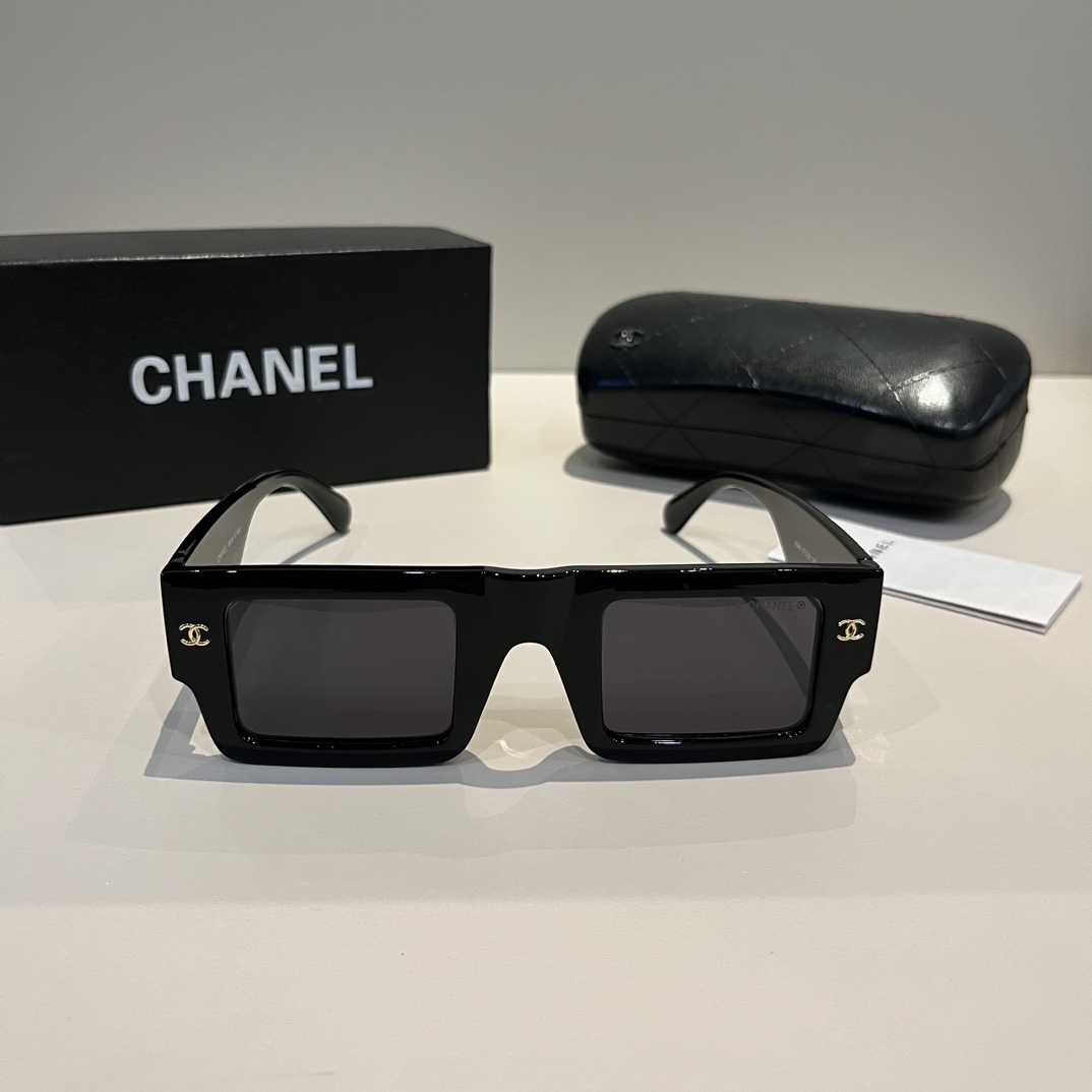 Солнцезащитные очки Chanel
