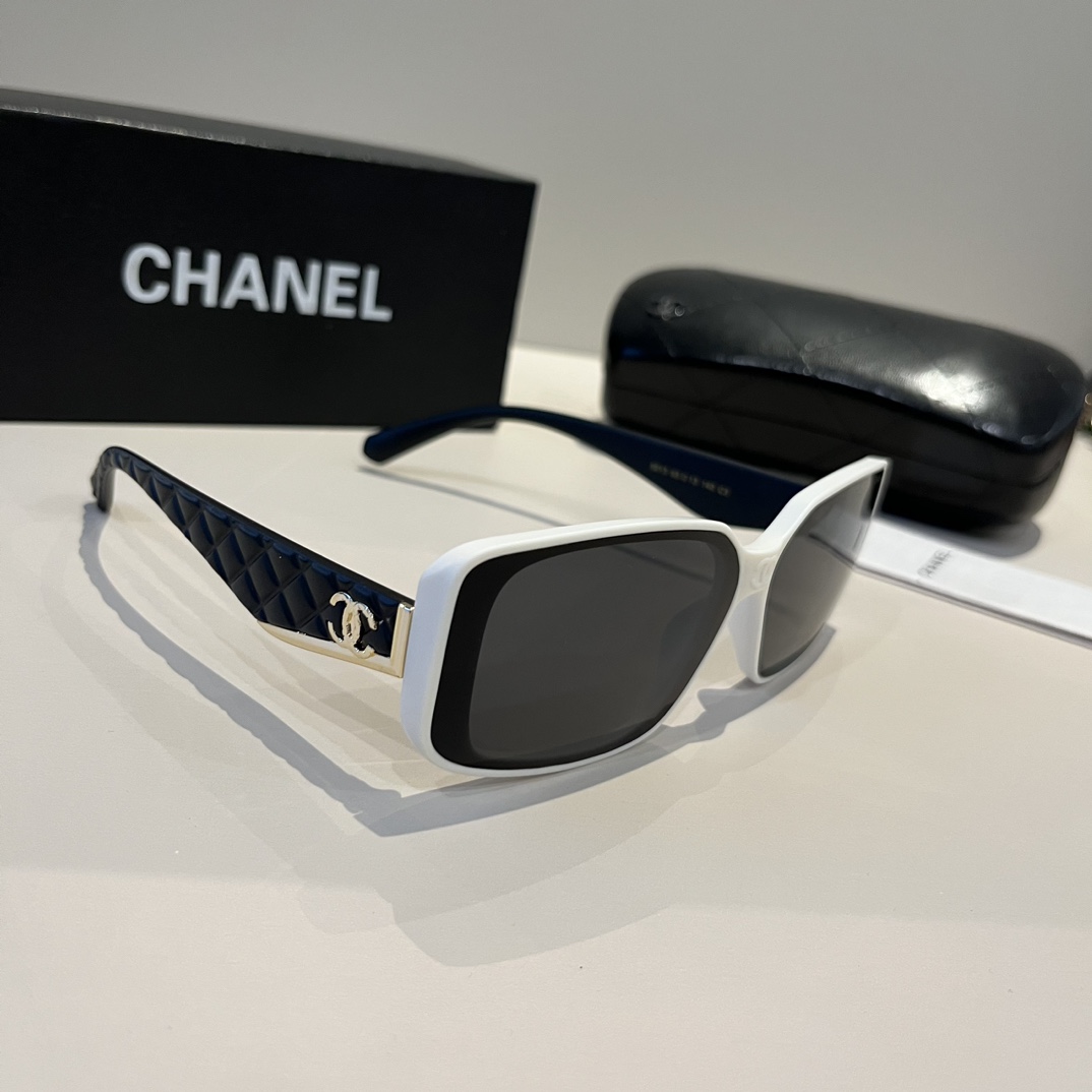 Солнцезащитные очки Chanel белые с темными дужками