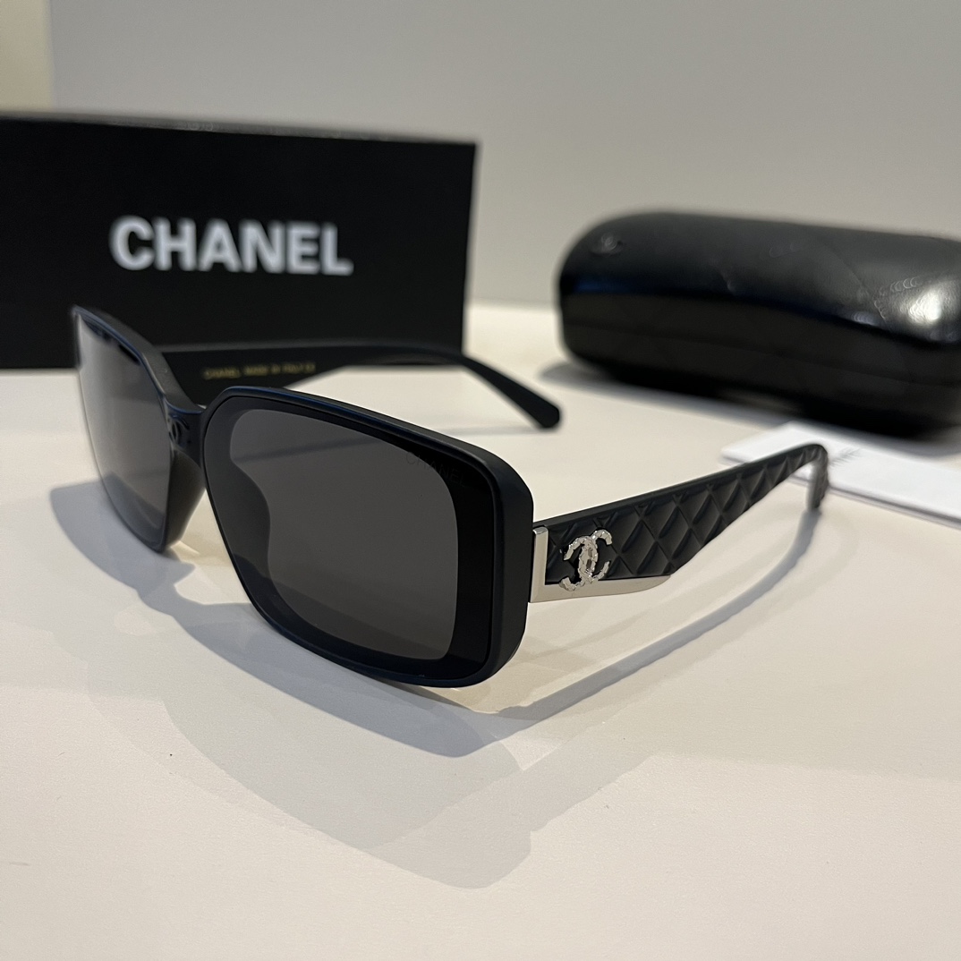 Солнцезащитные очки Chanel с квадратной оправой и узором на дужках