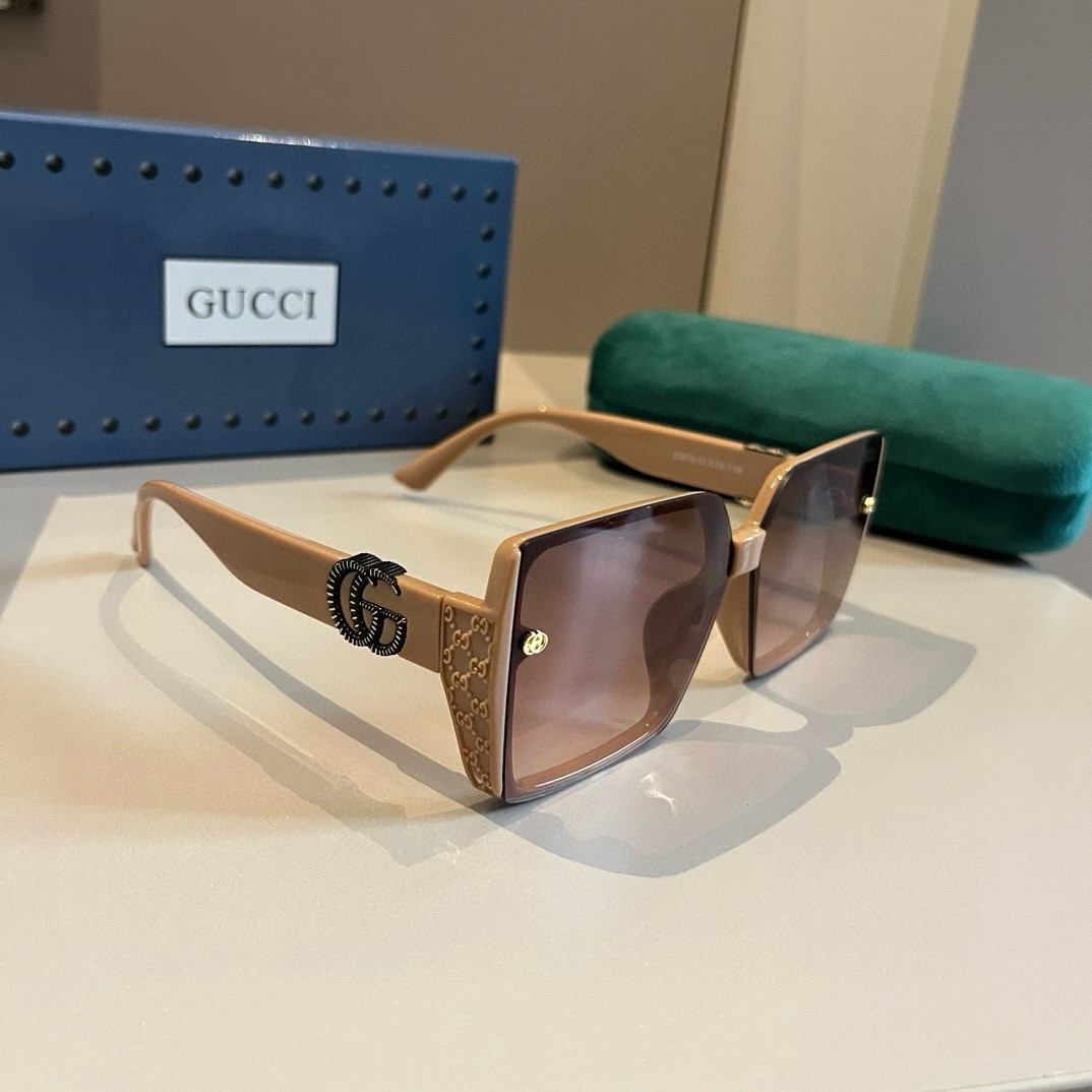 NO:255973,Gucci sunglasses are beautiful and look super atmospheric and small. The little seal will not feel like a rustic nouveau riche. Both men and women can wear them. It is very fashionable. Glasses, sunglasses, glasses, gucci19860909Gucci古奇墨镜好看上脸超大气显脸小,小满印不会有土气暴发户的感觉,男女都能带,很时髦 眼镜墨镜太阳镜,眼镜,gucci,glasses