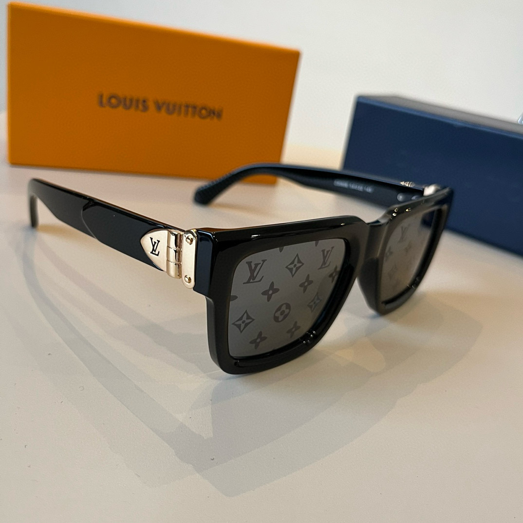 NO:255965,LV sunglasses. The sunglasses look beautiful and look very generous. The face looks small. The small print will not feel like a rustic nouveau riche. Both men and women can wear it. It is very fashionable. Sunglasses, sunglasses, glasses, louis vuitton19860909LV墨镜 墨镜好看上脸超大气显脸小,小满印不会有土气暴发户的感觉,男女都能带,很时髦眼镜墨镜太阳镜,眼镜,louis vuitton,glasses