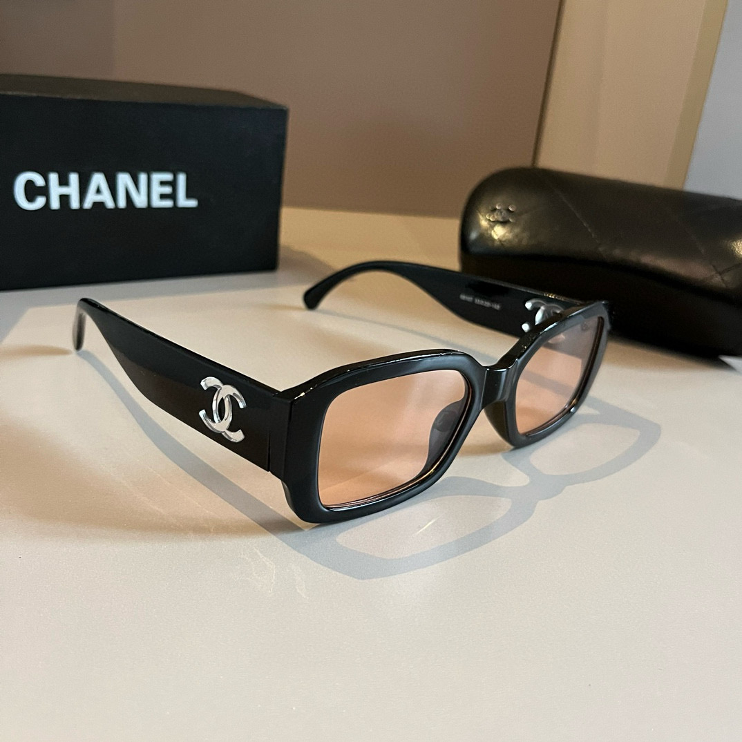 NO:255904,I love Chanel sunglasses. I really love it. The aura on my face is tightly grasped, the huge look shows that the face is small, the glasses are large and single, and the temples are just right in size, and they are light and comfortable to wear!  glasses sunglasses sunglasses, glasses, chanel, chanel19860909批 Chanel香奈儿太阳镜,真是爱了爱了,上脸那气场拿捏的死死,巨显脸小,眼镜大单一点也不重,镜腿幅度设计的刚刚好,佩戴轻盈舒适！眼镜墨镜太阳镜,眼镜,chanel,chanel,glasses
