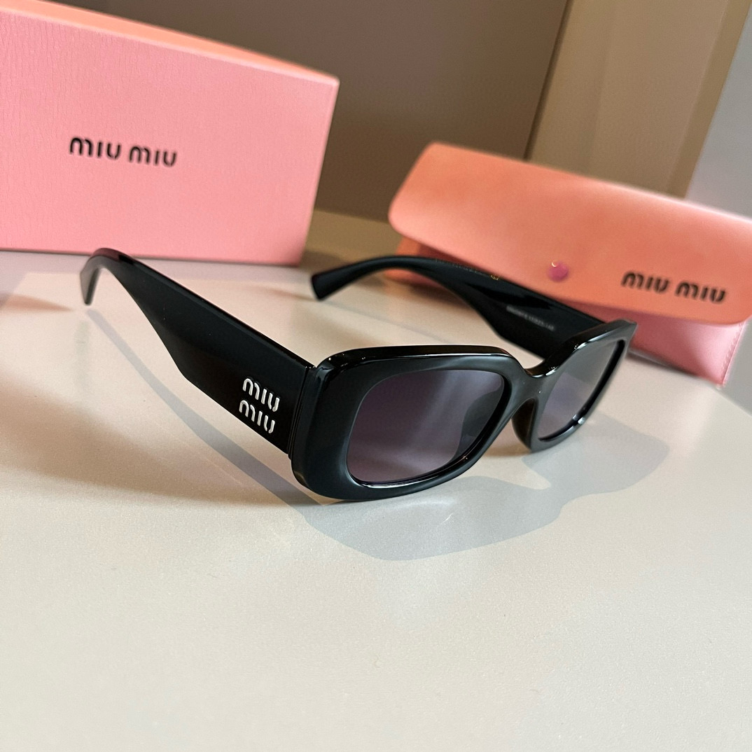 NO:255925,Miumiu sunglasses black and white logos are always the most perfect match. You must have summer sunglasses, glasses, sunglasses, glasses, miumiu19860909缪缪miumiu太阳镜 黑白配logo永远都是最完美的搭配.旅游拍拍拍一定要有的夏天墨镜眼镜墨镜太阳镜,眼镜,miumiu,glasses