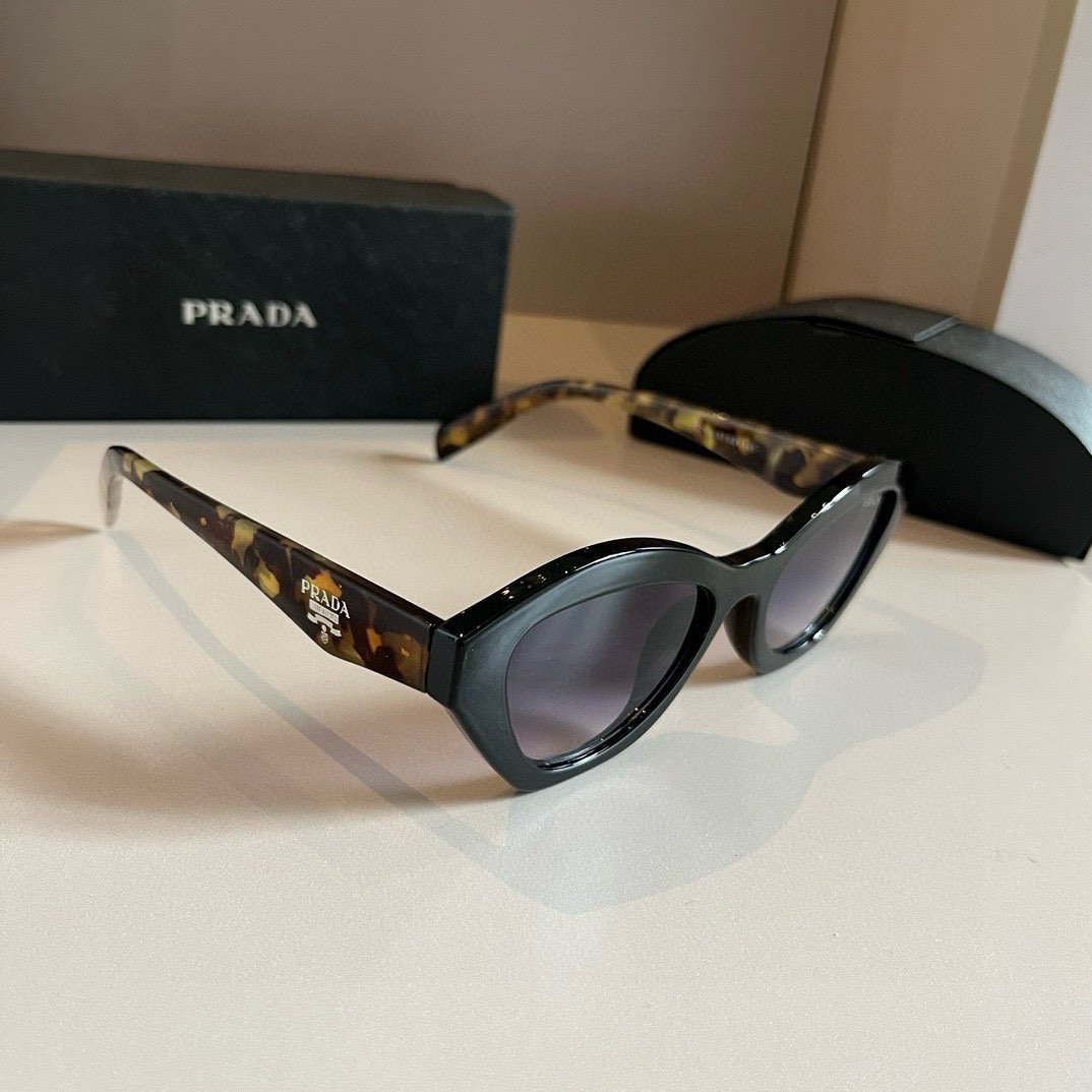 NO:257030,Prada Prada, Sweet Sister Cat Eye Sunglasses, Many celebrities have the same cool and spicy sunglasses, Ins bloggers have the same size: Prismatic cat eye style, but the width is quite wide to cover the cheekbones, sunglasses, sunglasses, prada, prada19860909Prada普拉达 拽姐猫眼墨镜 众多明星同款酷辣墨镜 Ins博主同款款号:棱形猫眼款 但是宽度还挺宽可以遮住颧骨眼镜墨镜太阳镜,眼镜,prada,prada,glasses