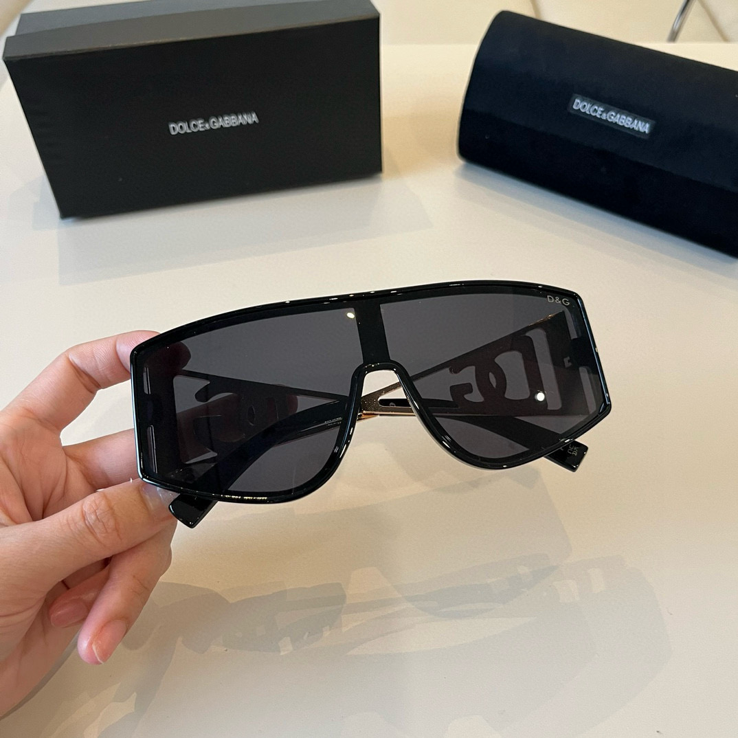 133&yen;
DG杜嘉班纳 新款 时尚个性墨镜。 眼镜户外防晒太阳镜
