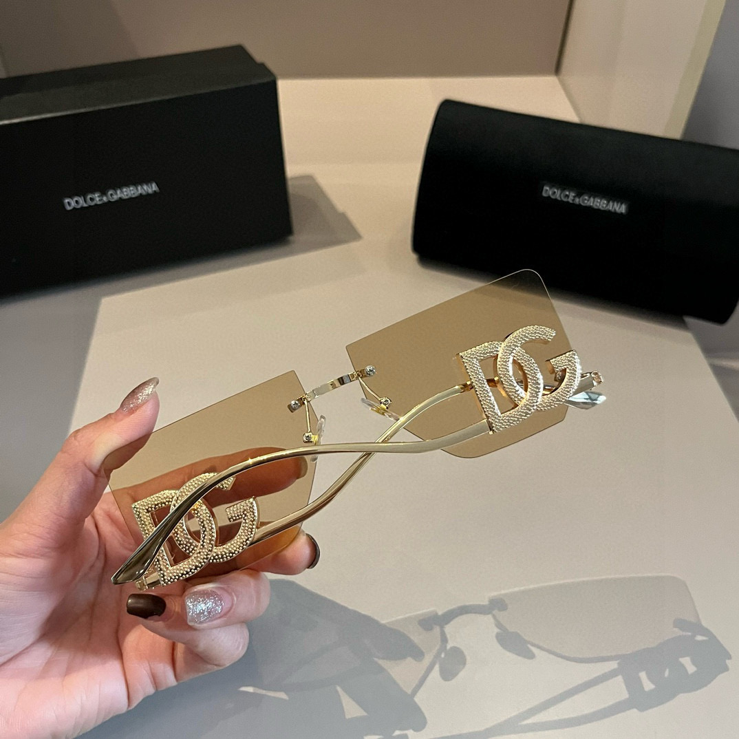 💰133&yen;
DG杜嘉班纳 新款 时尚个性墨镜，这个超级温柔，有夏天的味道