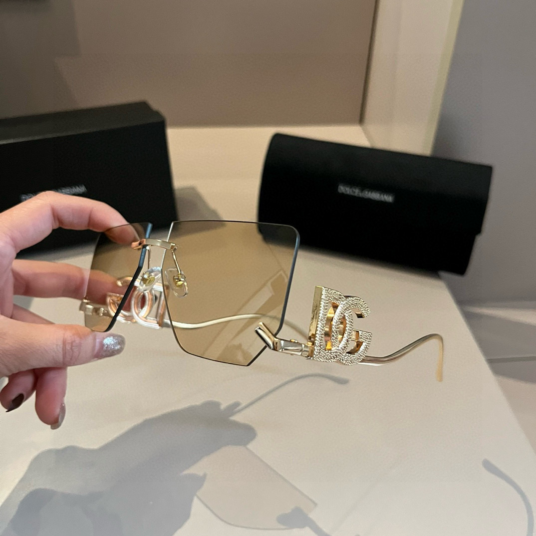 💰133&yen;
DG杜嘉班纳 新款 时尚个性墨镜，这个超级温柔，有夏天的味道