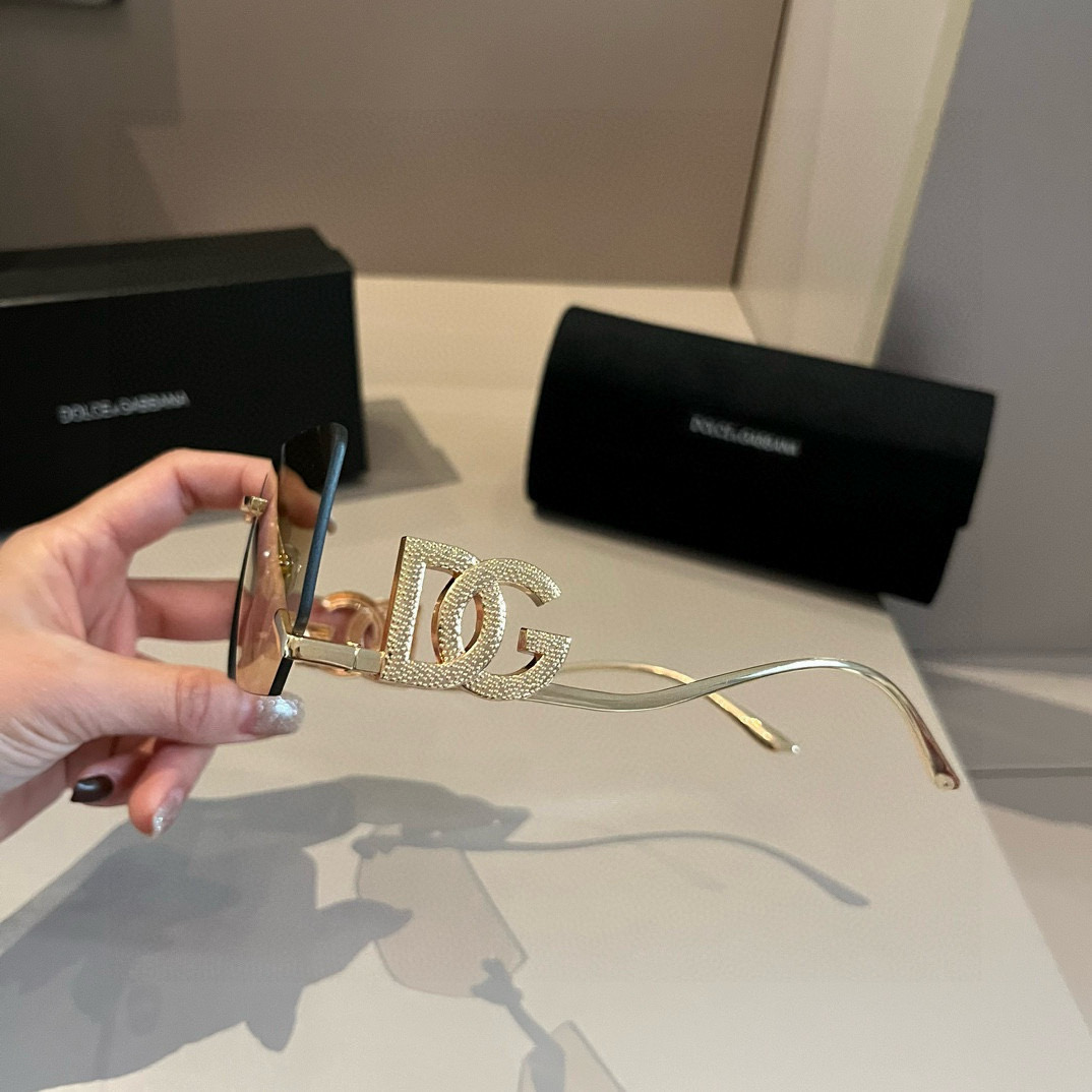 💰133&yen;
DG杜嘉班纳 新款 时尚个性墨镜，这个超级温柔，有夏天的味道