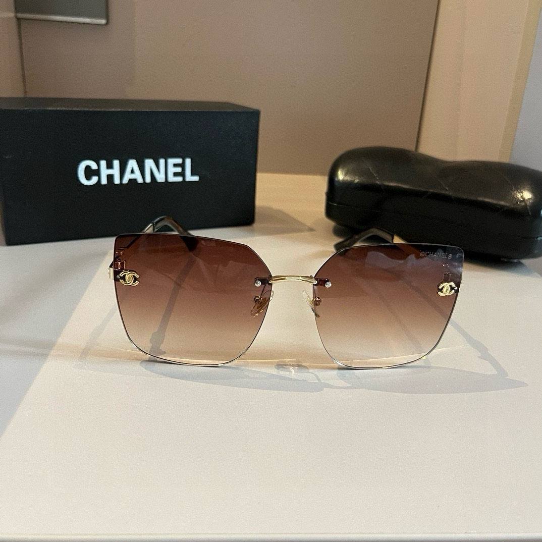 Солнечные очки Chanel с золотой оправой