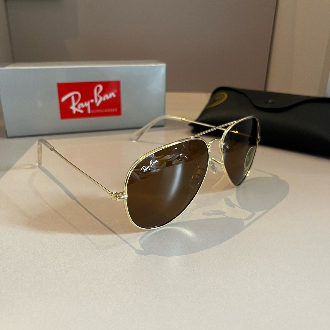 NO:349244,RayBan classic flying mirror series As one of the symbols of the US Air Force, it is highly sought after by major stars and has always led the world trend vane. Its style and endless inspiration have been innovating and never surpassed. This sunglasses not only have high performance and comfort, but also has a high recognition teardrop-like lens that fully demonstrates the tough and handsome, heroic and cool style. High-definition lenses have high impact and wear resistance, making it difficult not to love glasses, sunglasses, glasses19860909雷朋(RayBan)经典飞行镜系列 作为美国空军的标志之一,深受各大明星追捧始终引领世界潮流风向标,永不落时的风格、永无止境的灵感,一直在创新,从未被超越. 此款太阳镜不仅具有高性能和舒适度,高辨识度的泪滴状镜片更充分展现硬朗帅气,英姿飒爽的酷感型格.高清晰度镜片具有很高的冲击性和耐磨性,让人很难不爱眼镜墨镜太阳镜,眼镜,glasses