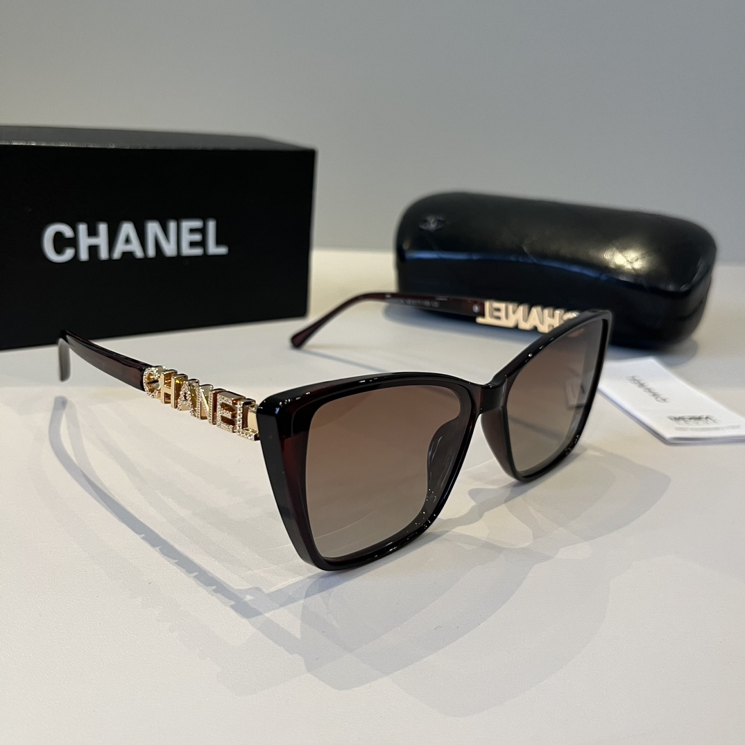 NO:351187,I love Chanel sunglasses, I really love it. The aura on my face is tightly grasped, the huge look shows that the face is small, the glasses are large and single, and the temples are just right in size, and they are light and comfortable to wear!  glasses sunglasses sunglasses, glasses, chanel, chanel19860909批 Chanel香奈儿太阳镜,真是爱了爱了,上脸那气场拿捏的死死,巨显脸小,眼镜大单一点也不重,镜腿幅度设计的刚刚好,佩戴轻盈舒适！眼镜墨镜太阳镜,眼镜,chanel,chanel,glasses